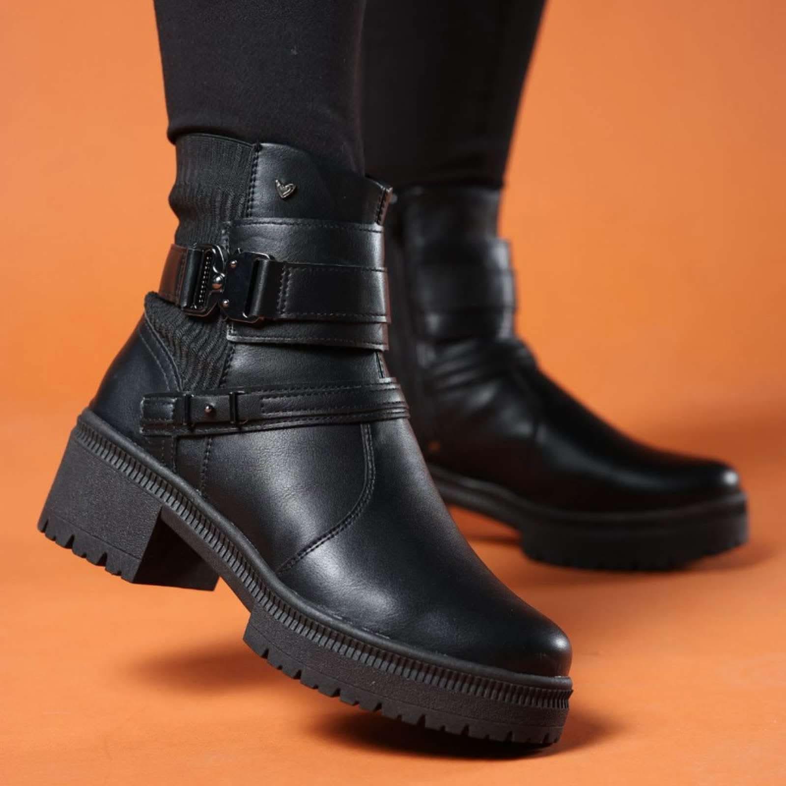 BOTA FEMININA COURO NAPA CANO CURTO LAYLA - Banana Calçados -